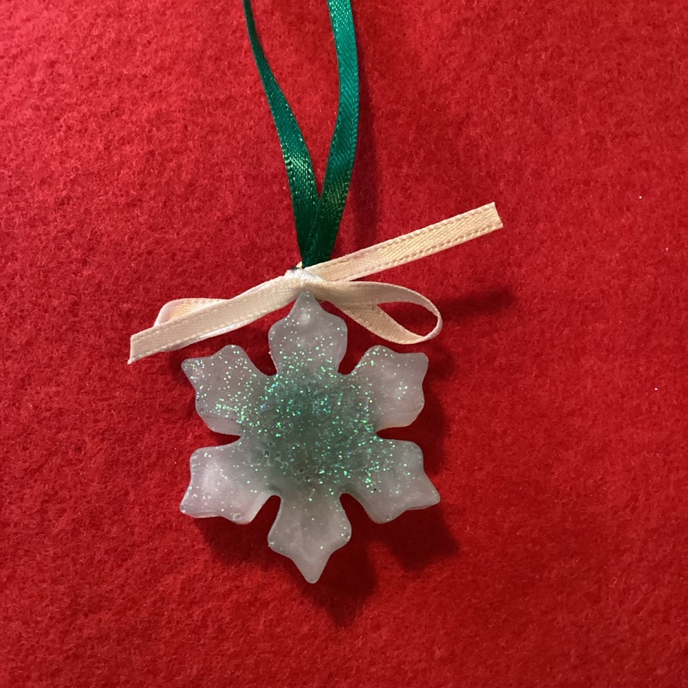 🎄Green and White Snowflake Ornament